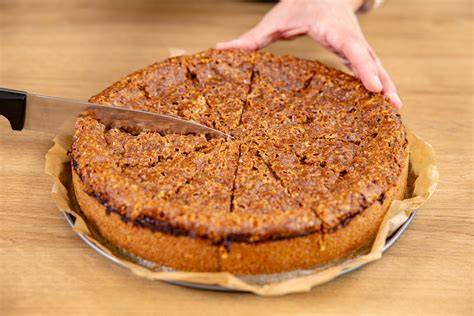 Marmormuster im Kuchen schneiden