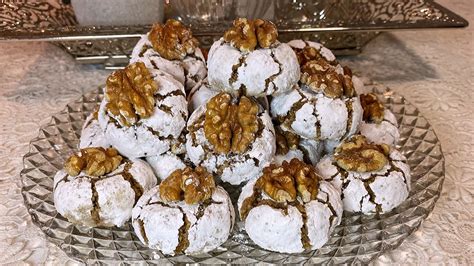 Marokkanische Keksplatte mit Mandel-Ghriba, Sesam-Ghriba und Zitronen-Ghriba