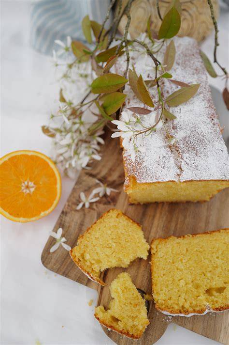 Marokkanischer Orangenkuchen Meskouta auf Teller mit Puderzucker bestäubt