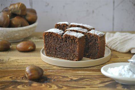 Marronikuchen, serviert mit Schlagsahne und Zimt