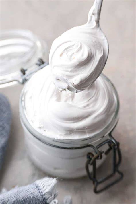 Marshmallow Fluff in der Backform mit Frischhaltefolie ausgelegt