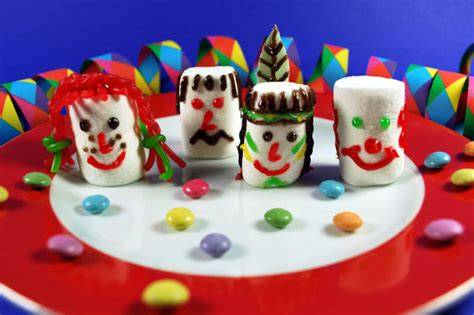 Marshmallow-Figuren und -Blumen für Torten
