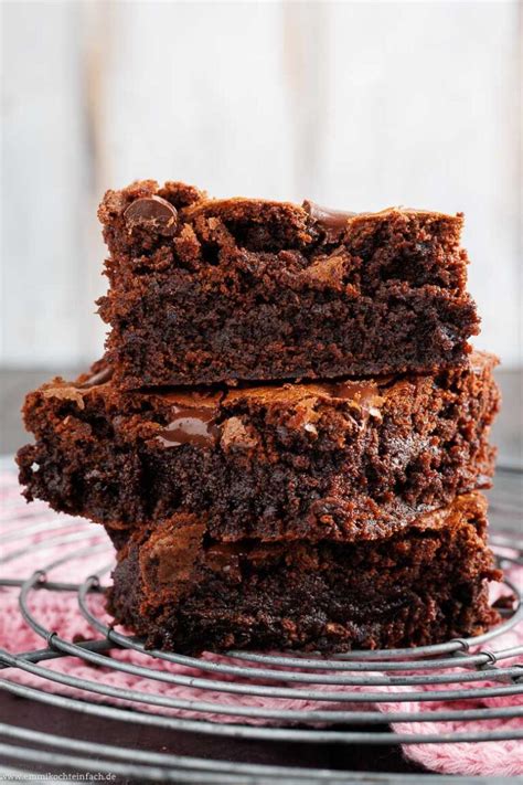 Marshmallow-Glasur: geschmolzene Wolken werden auf Brownie verteilt und abgeflämmt