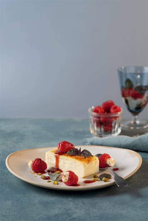 Marshmallow-Mousse-Trifle mit karamellisierter Baiserschicht und Himbeeren