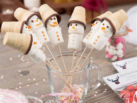 Marshmallow-Schneemänner als Weihnachtsgeschenk auf Tablett