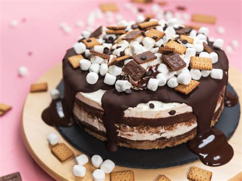 Marshmallow-Torte Schritt-für-Schritt dekoriert