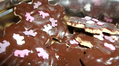 Marshmallow-Torte mit verschiedenen Obstsorten und Schokoguss dekoriert