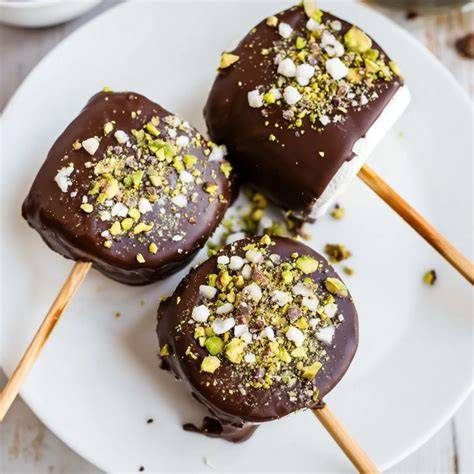 Marshmallows in Schokolade getaucht