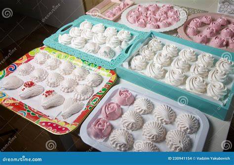 Marshmallows in verschiedenen Farben auf einem Tablett
