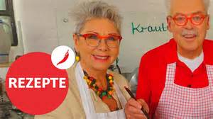 Martina und Moritz mit Apfelkuchen auf dem Gut, Fröhliche Szene