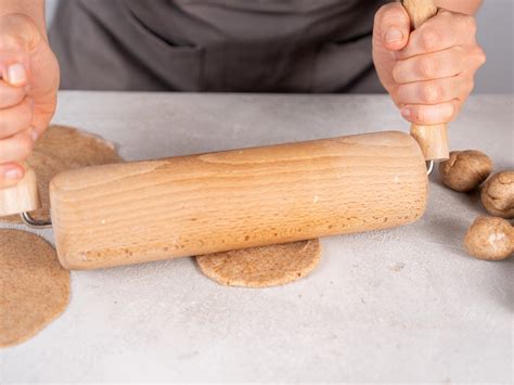 Marzipan, ausgerollt mit Nudelholz und Puderzucker - Schritt-für-Schritt