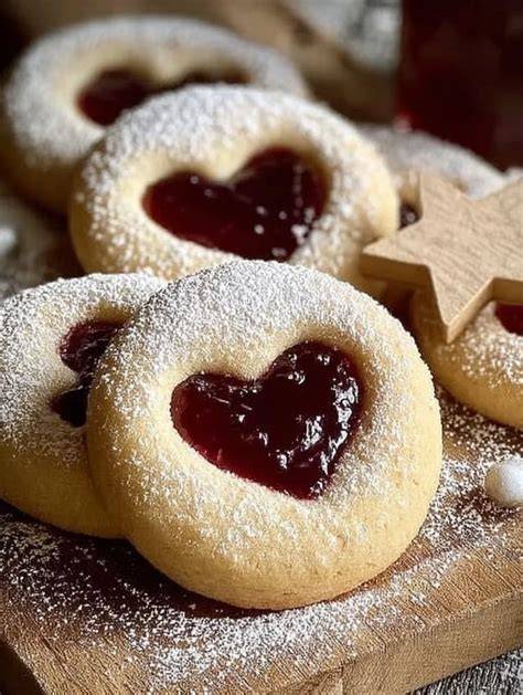 Marzipan Baiser Plätzchen auf einem weihnachtlichen Teller angerichtet