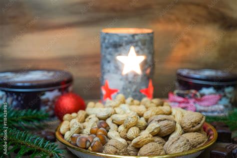 Marzipan Guetzli auf einem Teller, weihnachtlich dekoriert