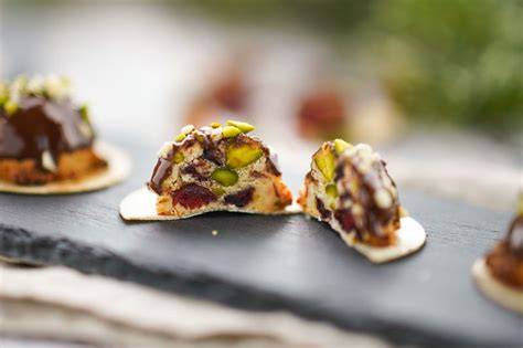 Marzipan Konfekt mit Cranberries und Kuvertüre