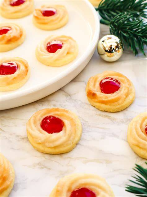 Marzipan Kringel frisch gebacken auf einem weihnachtlichen Teller