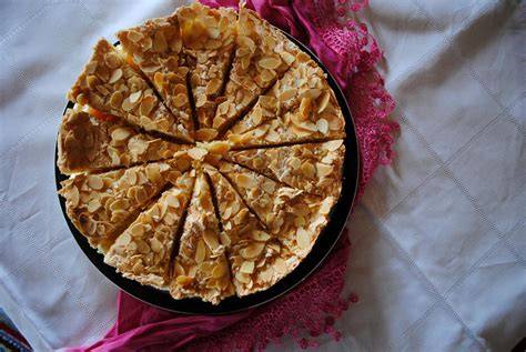 Marzipan Mandel Sahne Torte angeschnitten