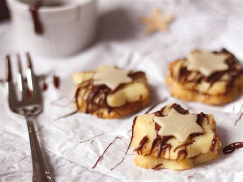 Marzipan Nougat Plätzchen auf einem weihnachtlichen Teller