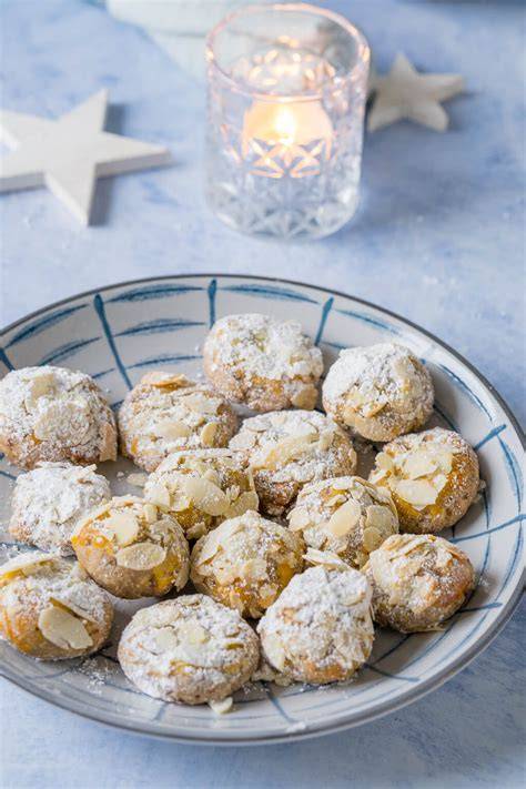 Marzipan Plätzchen auf Backblech mit Mandeln dekoriert