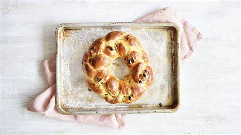 Marzipan Rosinen Kranz auf Backblech, goldbraun gebacken