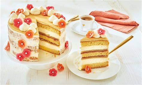 Marzipan Sahne Torte im Anschnitt mit Zutaten