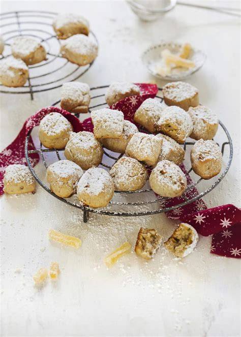 Marzipan Stollenkonfekt ohne Rosinen, angerichtet auf einem weihnachtlich dekoriertem Teller
