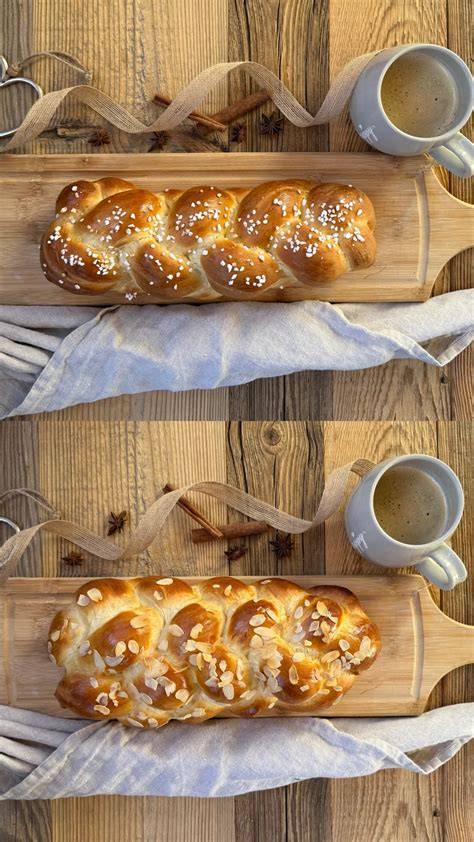 Marzipan Striezel frisch gebacken auf einem Holzbrett