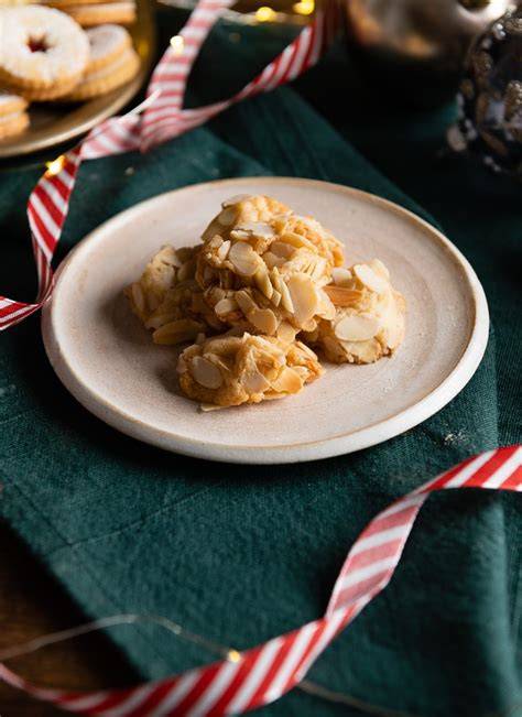Marzipan Wölkchen frisch aus dem Ofen mit Mandelkruste