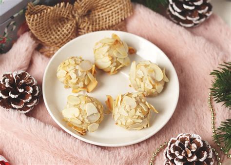 Marzipan Wölkchen in gehobelten Mandeln