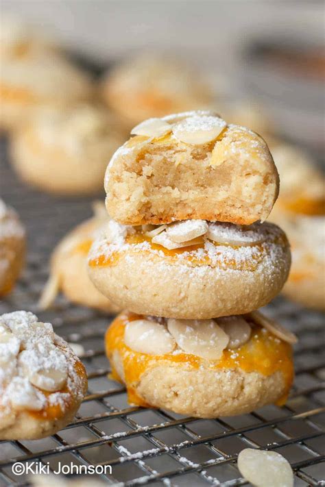 Marzipan Wölkchen mit Mandeln, Fertige Plätzchen auf Gitter