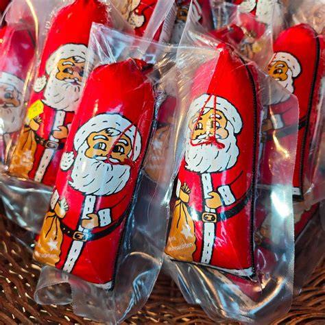 Marzipan Weihnachtsmann als Geschenk im festlichen Verpackungsdesign