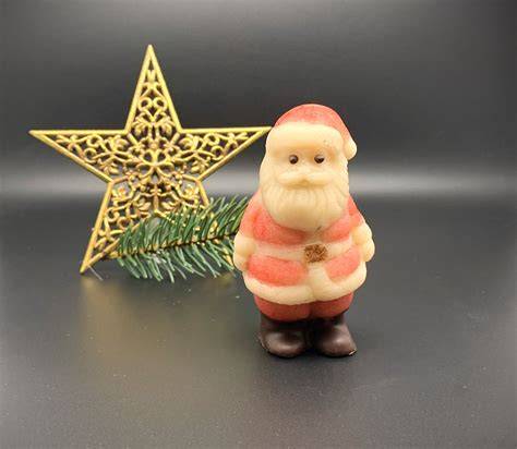 Marzipan Weihnachtsmann im Detail mit klassischen Zutaten