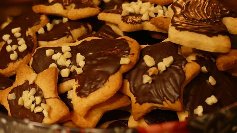 Marzipan auf Herzkeks geklebt und mit Schokolade verziert