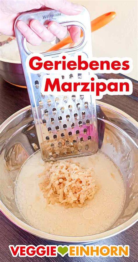 Marzipan auf einer Reibe und geriebene Apfelstücke im Topf