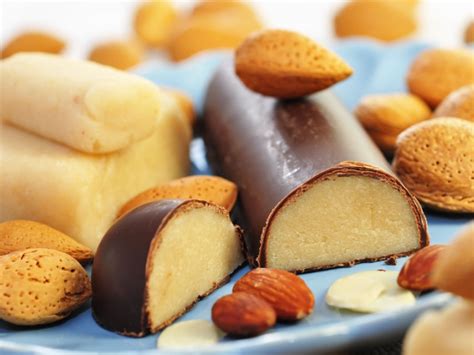 Marzipan auf traditionellen Weihnachtstellern