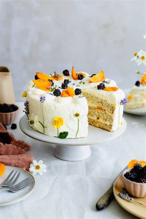 Marzipan ausgerollt, Torte mit Sahnetuffs und Früchten dekoriert