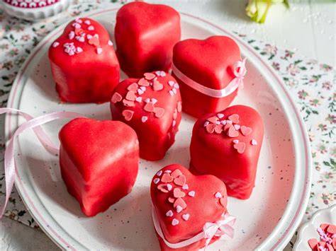 Marzipan ausgerollt und mit Ausstechern geformte Petit Fours Herzen