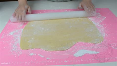 Marzipan ausrollen & Torte eindecken