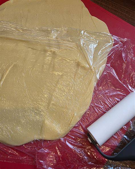 Marzipan ausrollen mit Frischhaltefolie