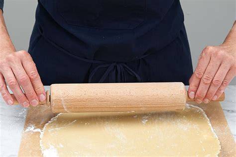 Marzipan ausrollen und über Torte legen
