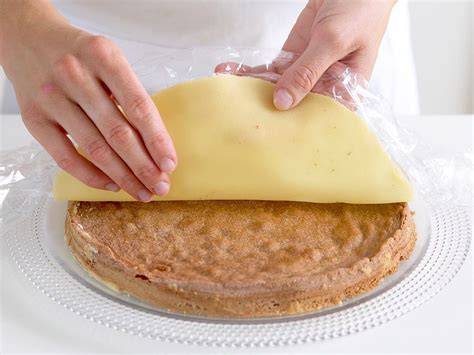 Marzipan ausrollen und auf Torte bringen