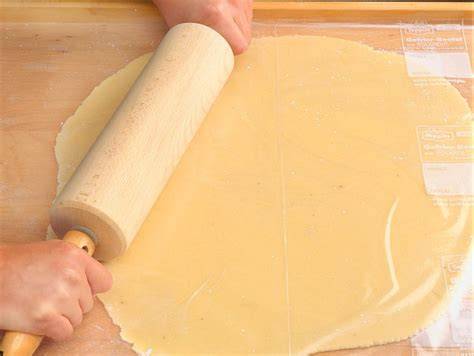 Marzipan ausrollen zwischen Folie