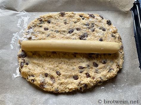 Marzipan einschichten auf Stollenteig