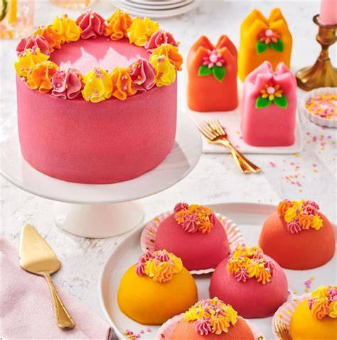 Marzipan für Tortendekoration: gelb gefärbte Blumen und Figuren