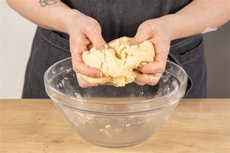 Marzipan kneten mit Handschuhen