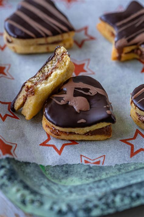 Marzipan mit Schokoladen-Dekor verzieren
