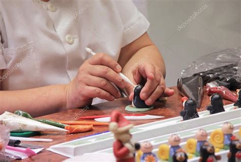 Marzipan modellieren mit Küchenwerkzeugen wie Zahnstocher und Ausstecher
