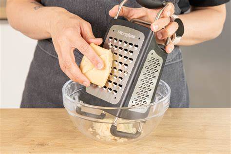 Marzipan raspeln und in Schüssel geben
