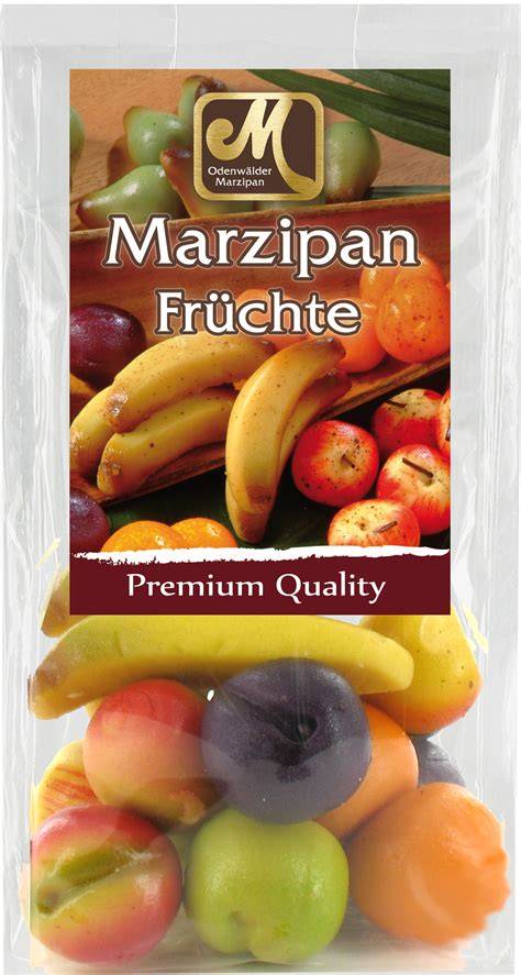 Marzipan reiben und Früchte einlegen