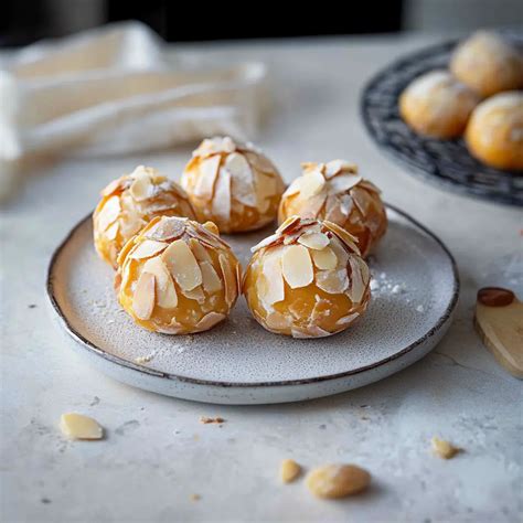 Marzipan und Mandeln auf Holzbrett