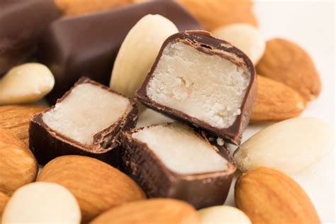 Marzipan und Mandeln auf Holztisch